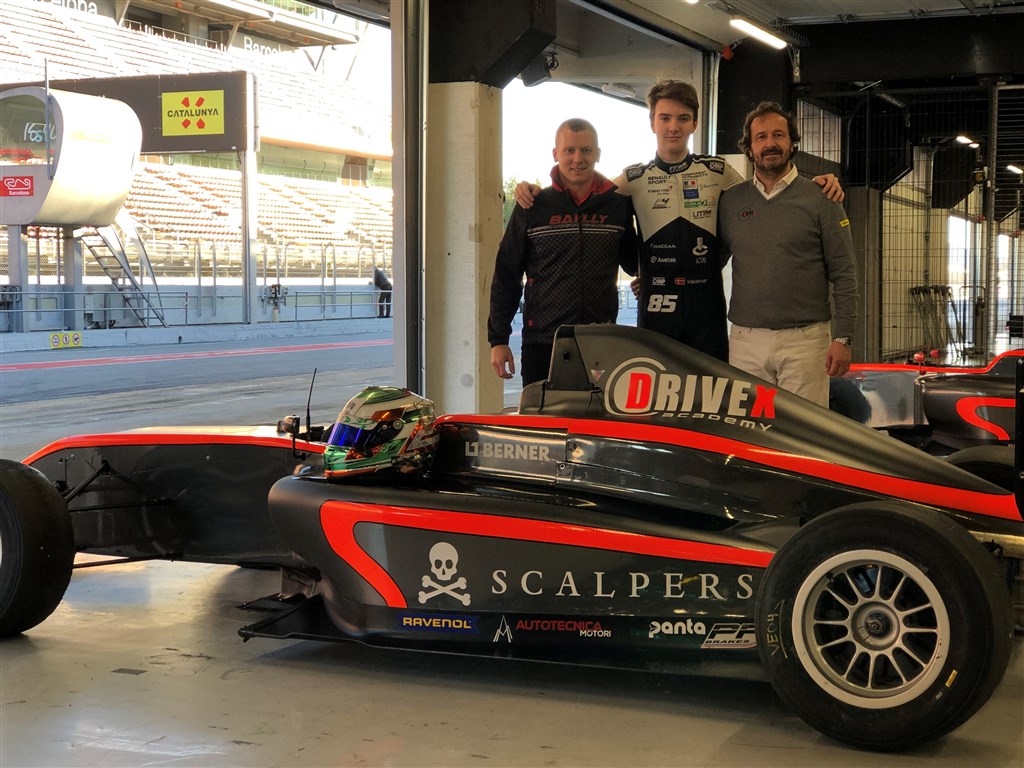 Valdemar fra Barcelona-testen sammen med Drivex teamchef Miguel Ángel de Castro og driver coach Benjamin Bailly.